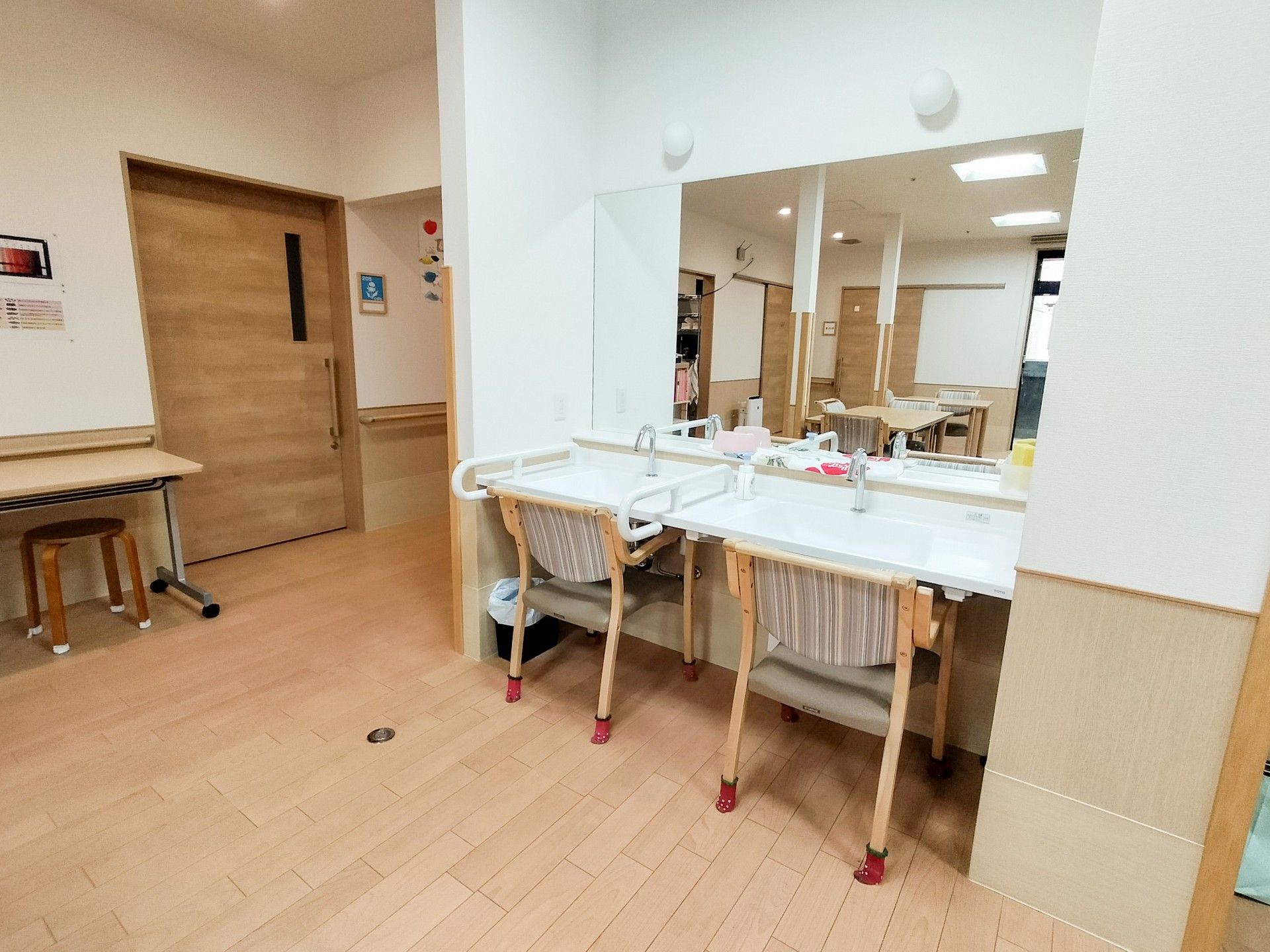 椅子が設置されている洗面台