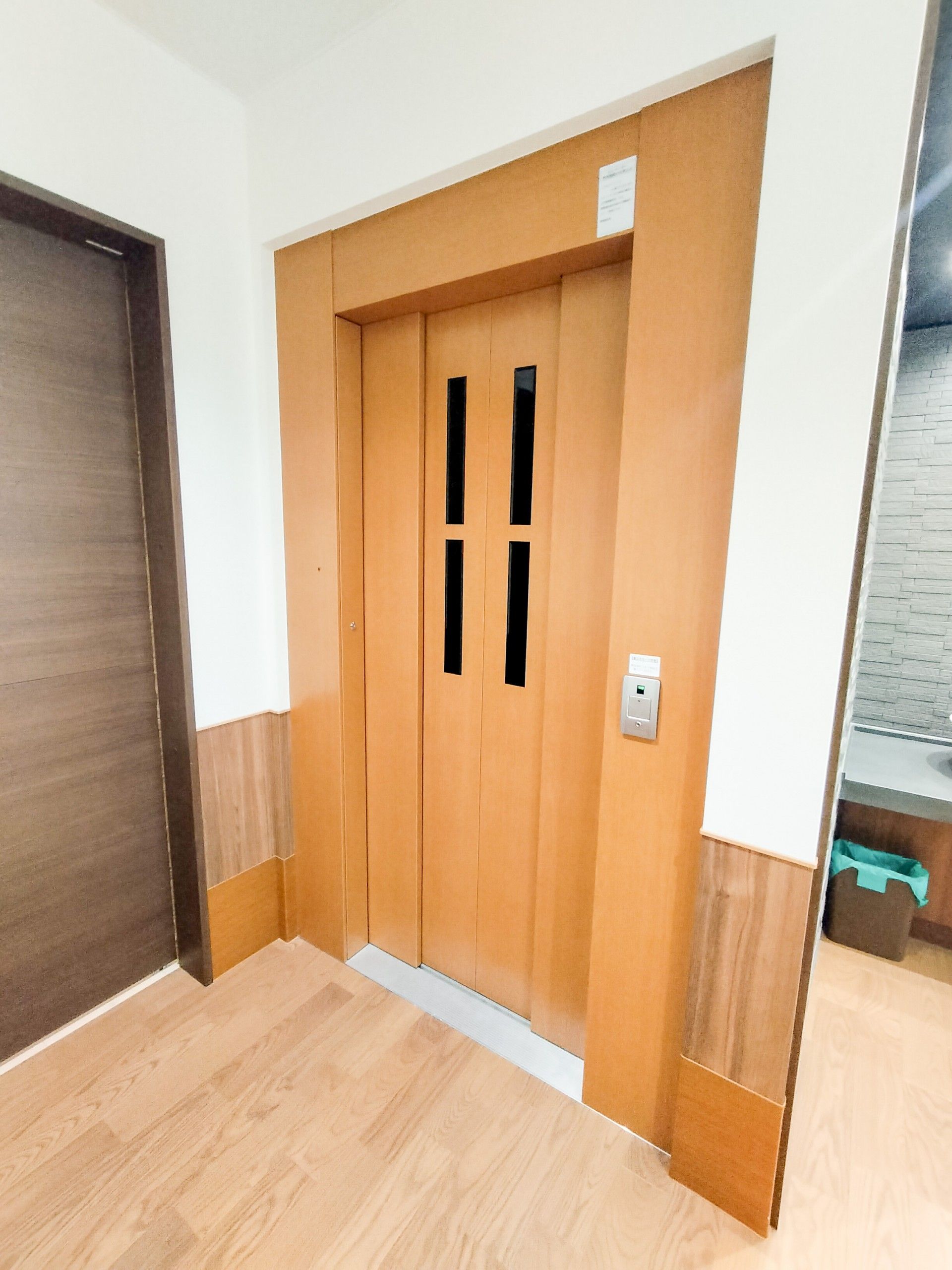 入口脇にあるエレベーター