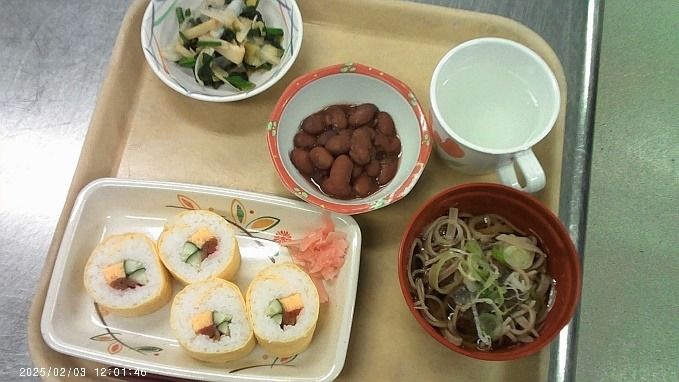 彩り豊かな食事のトレー