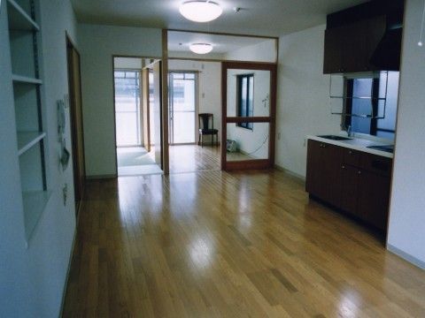 キッチンや壁際に収納スペースが確保されている。バリアフリー設計で、車椅子をご利用の方もスムーズに使用できる。