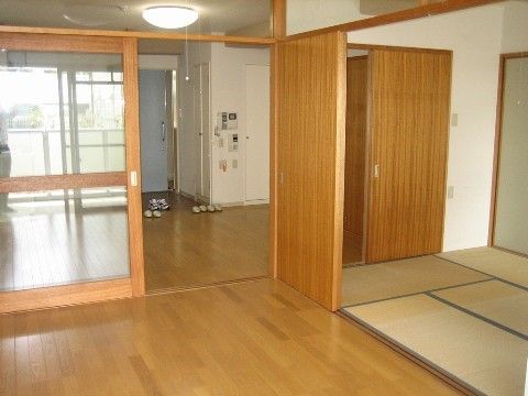 各居室には窓があり、外からの陽射しが入り明るく穏やかな雰囲気である。掃除の行き届いた清潔感のある居室である。