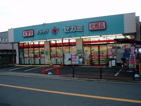 近所にドラッグストアがあるので、日用品や文房具など必要なものが手軽に買い求めることができ便利である。