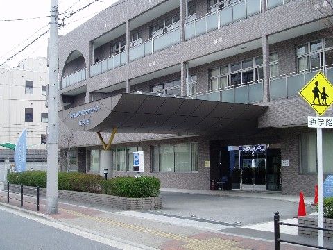 近所にデイケアセンターがあり、日々の必要なサービスも受けることができる。マンションの様な落ち着いた外観の建物である。