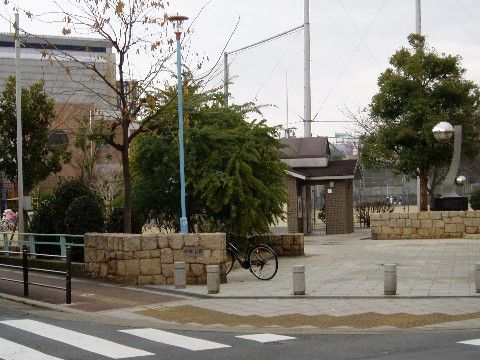 施設の近くには公園がある。歩道がきちんと整備されており、また地面には点字ブロックが設置されているので、安心して散歩することができる。