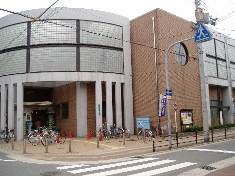 施設から歩いて５分の距離に屋内プールがある。角地に立っているので見付けやすい。リハビリや体力作りのために利用することができる。