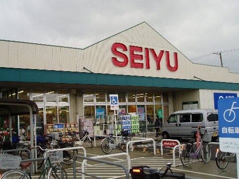 施設の近くには大型のスーパーマーケットがあり、食料品や日用品など大抵のものは揃っている。車と自転車の駐車場が備わっている。