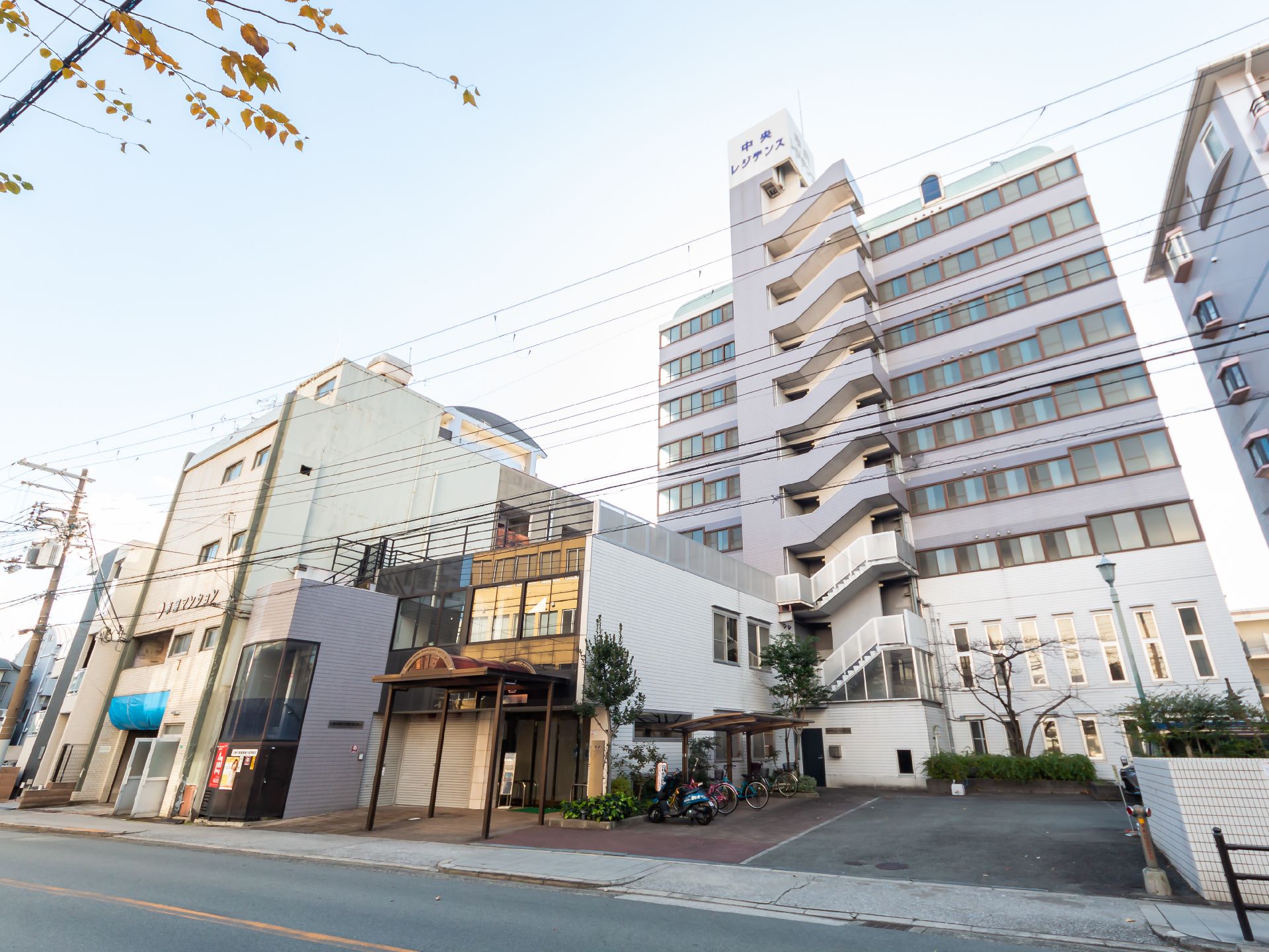 近隣に駐車場のある介護施設の外観