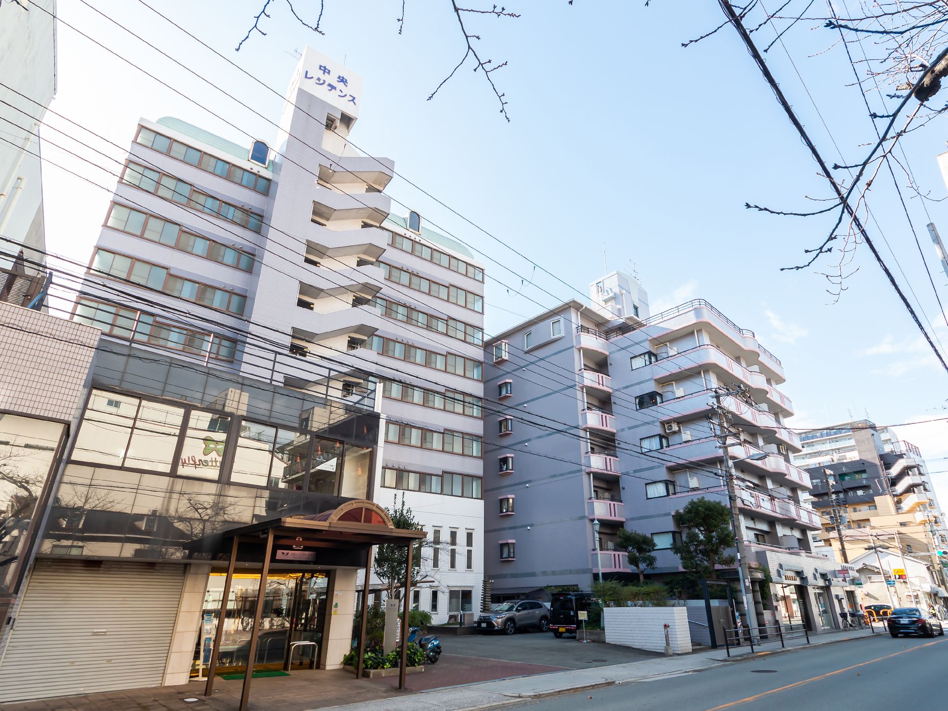 デザイン性のある周りの住宅よりも背の高い建物