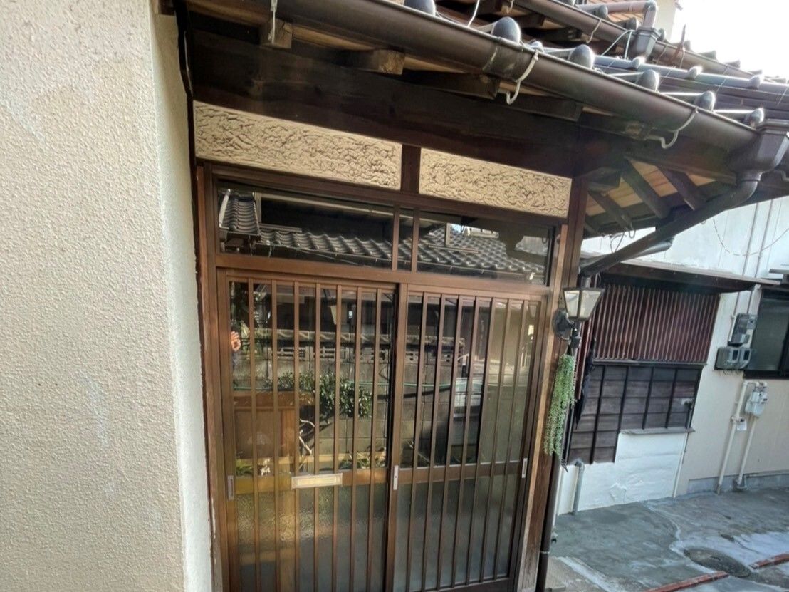 一般的な和風の民家のような造り。瓦屋根が付いた玄関には昔ながらの引き戸が設置されている。