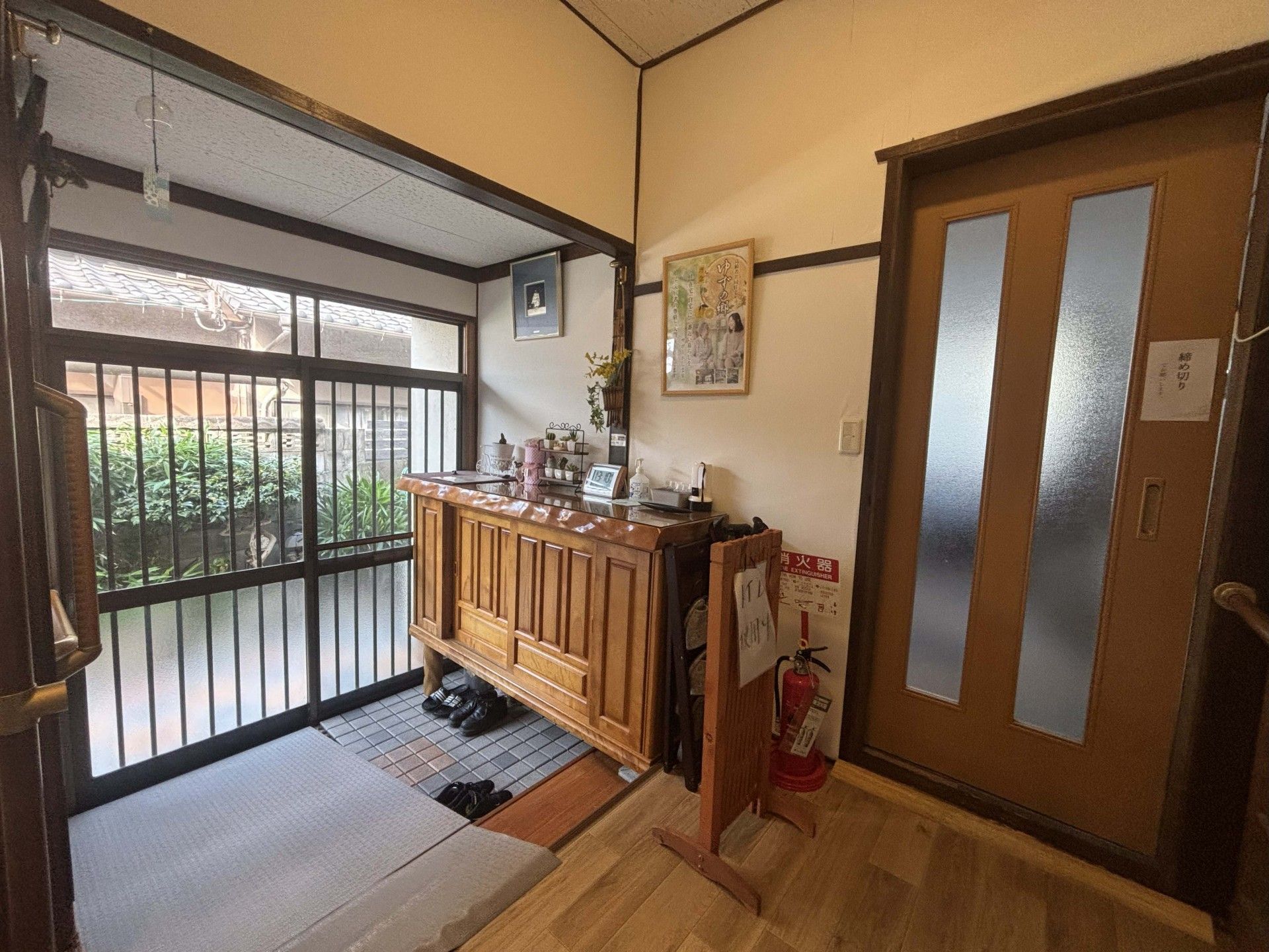 落ち着いた玄関スペース