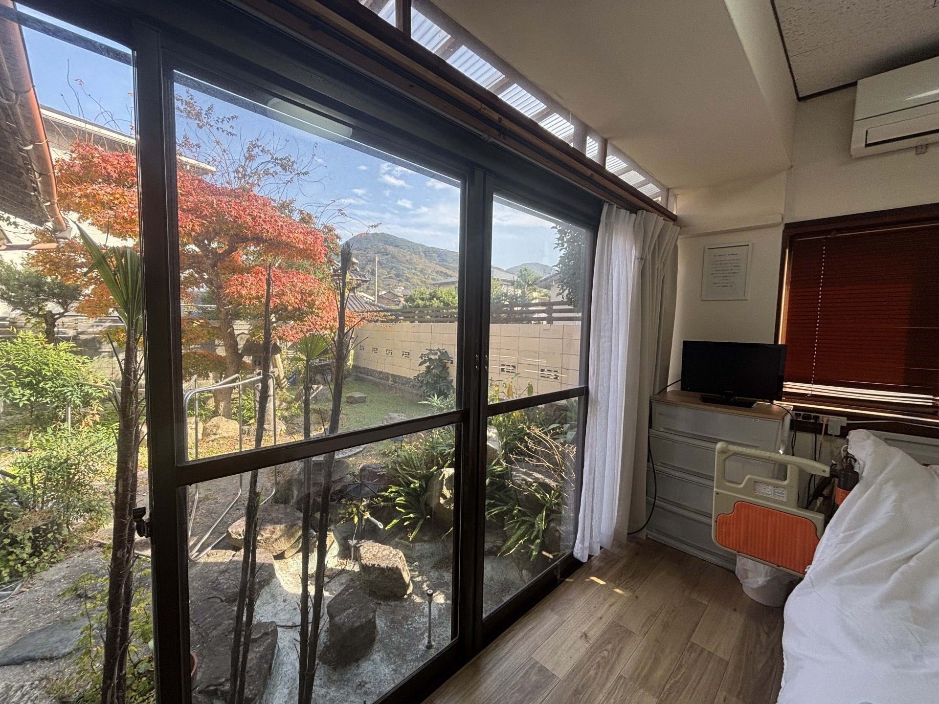 庭が見える大きな窓の部屋