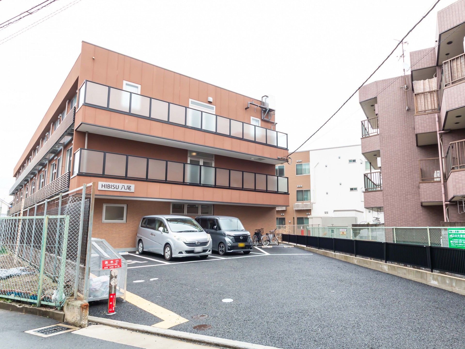 駐車場のある建物外観