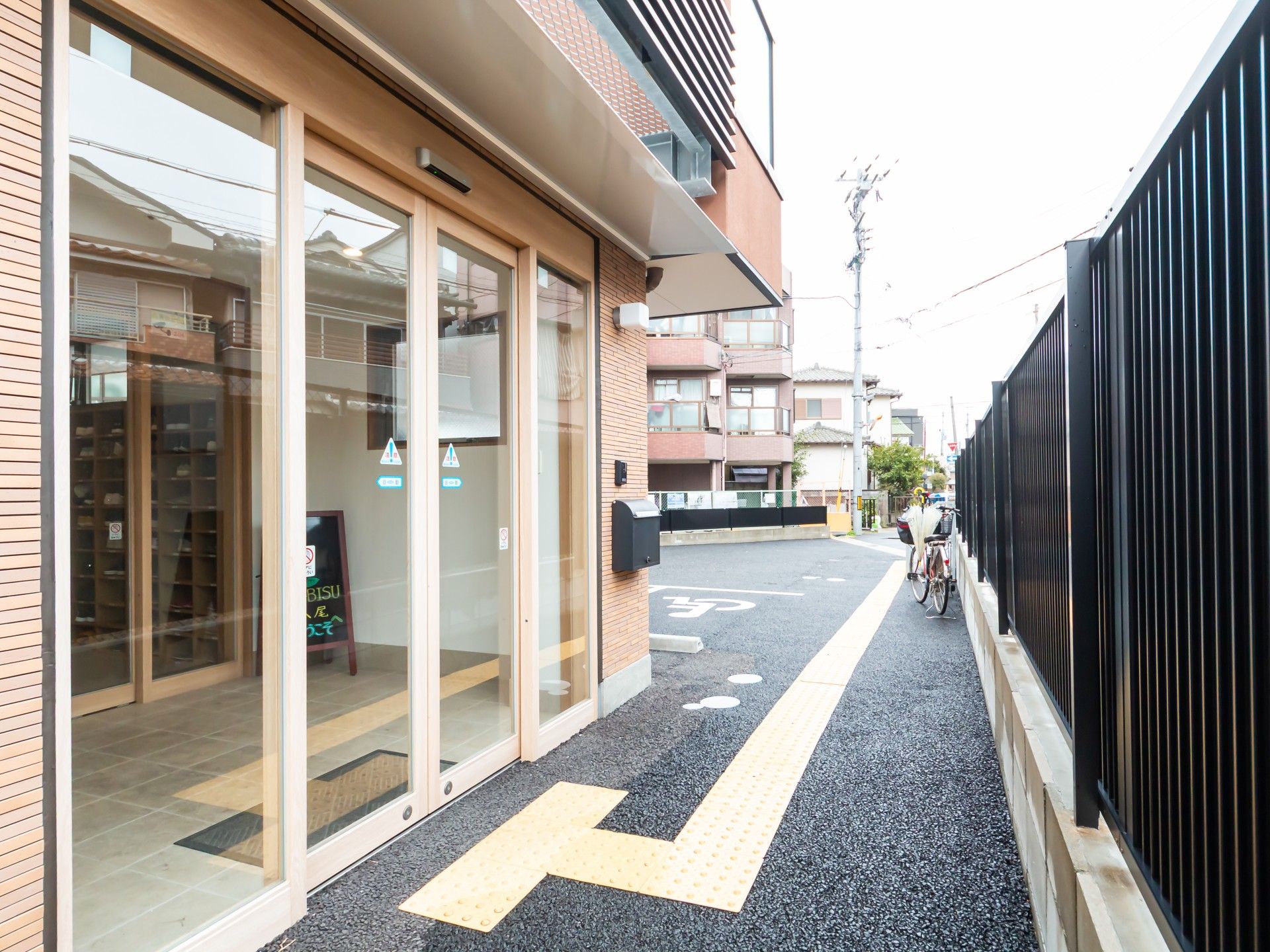 ガラス扉のある建物の入口