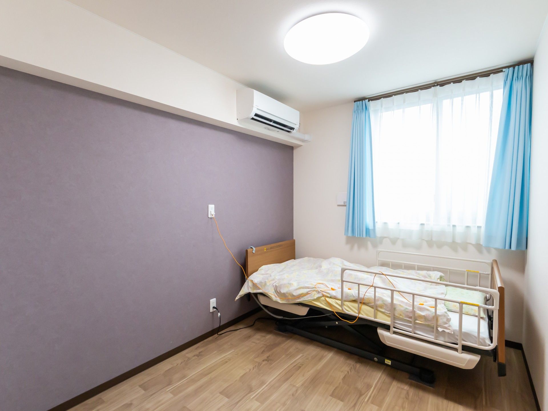 ベッドのある明るい部屋
