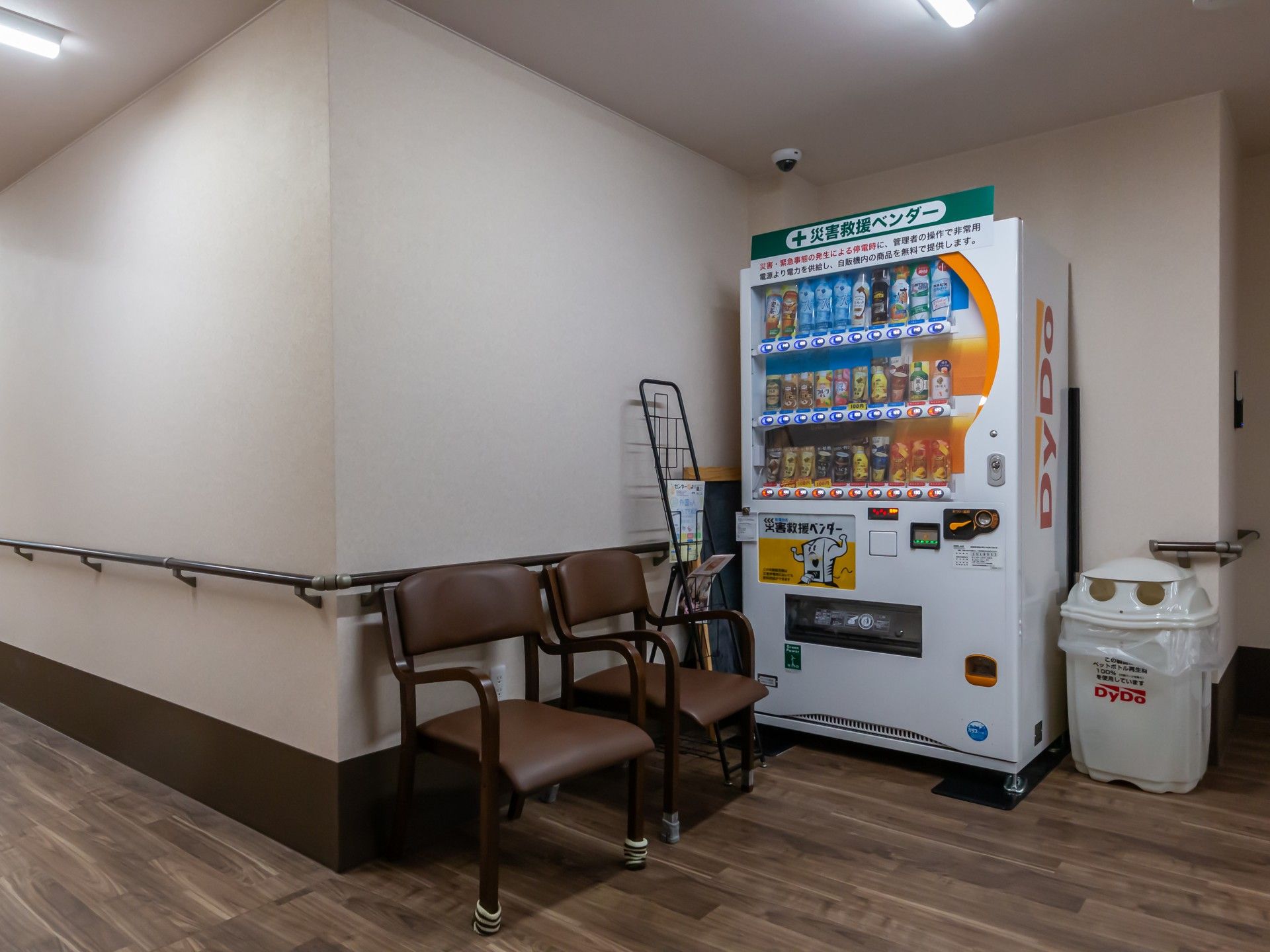 飲み物の自動販売機と椅子