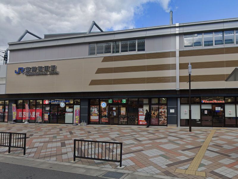 JRの駅。建物の１階部分には飲食店などの店舗が複数入っている。