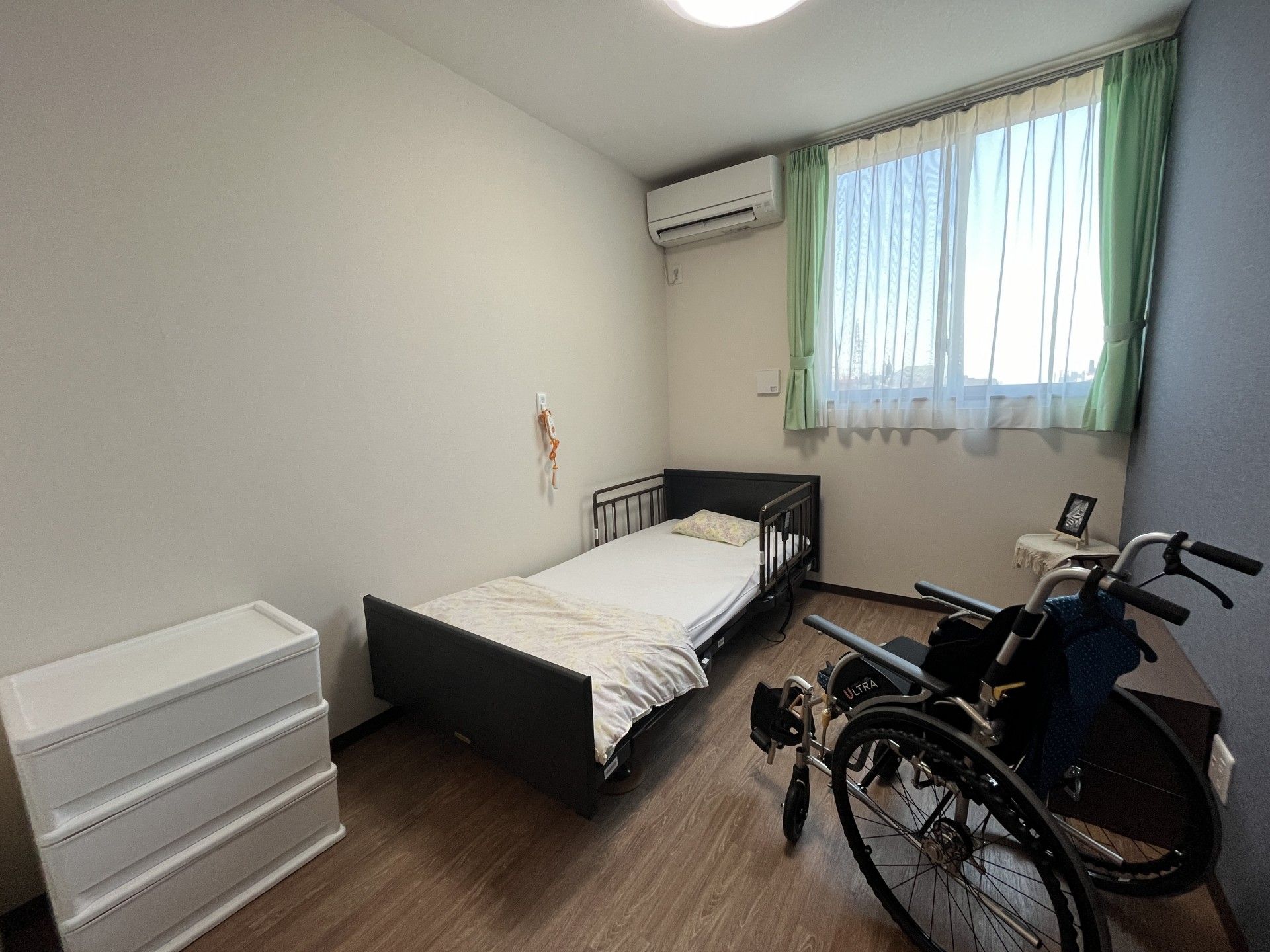 グレーの三角屋根が付いたベージュの外壁の2階建ての建物が2棟つながっている。