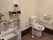 トイレの壁には手すりやトイレットペーパーフォルダーが設置されている。呼び出しボタンも用意されている。