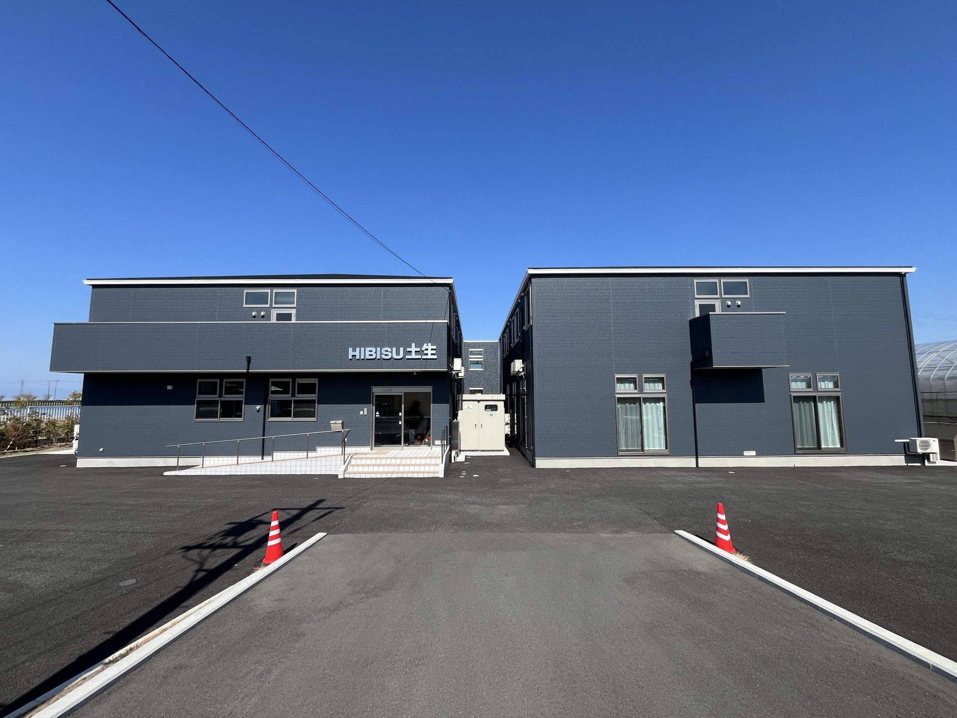 新しい建物の外観