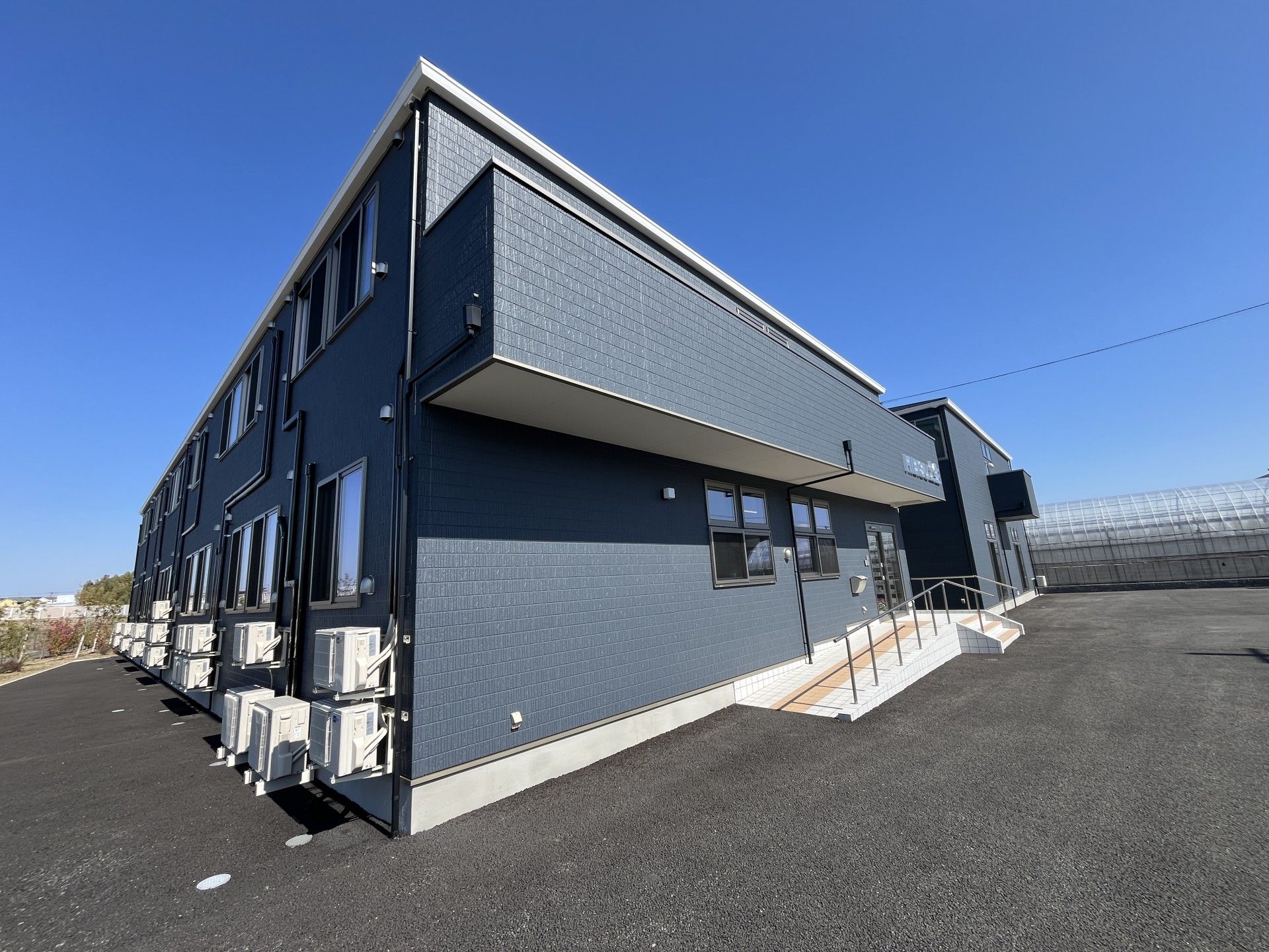 新築そうな建物外観