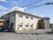 白い2階建ての住宅風建物