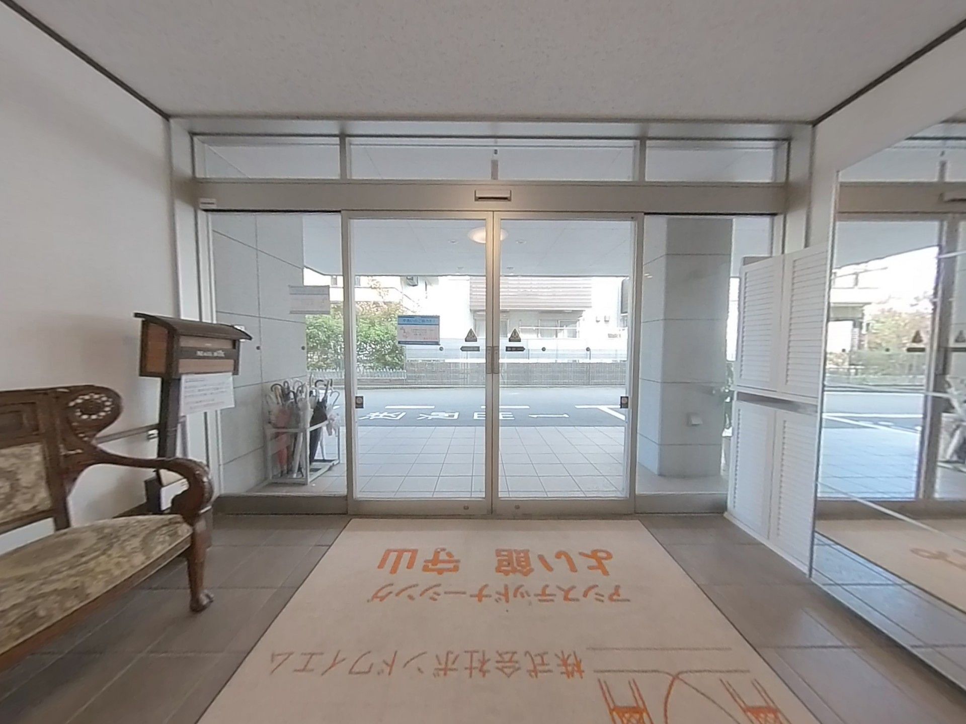 明るいエントランスホール