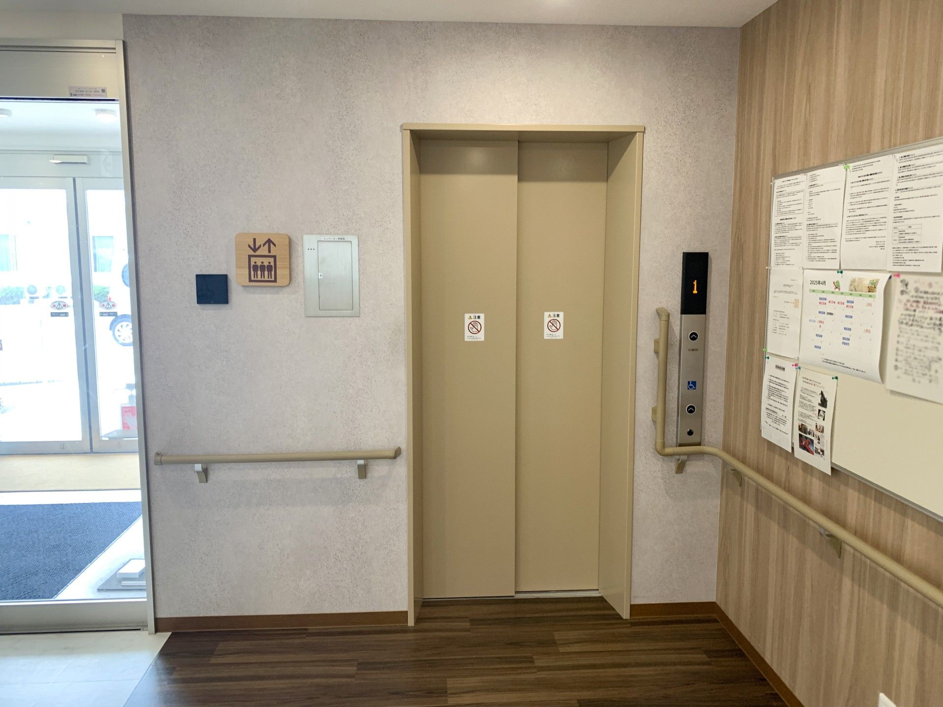 エレベーター前の廊下