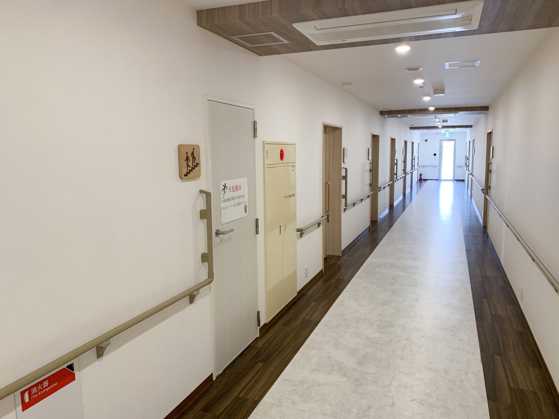 手すり付きの長い廊下