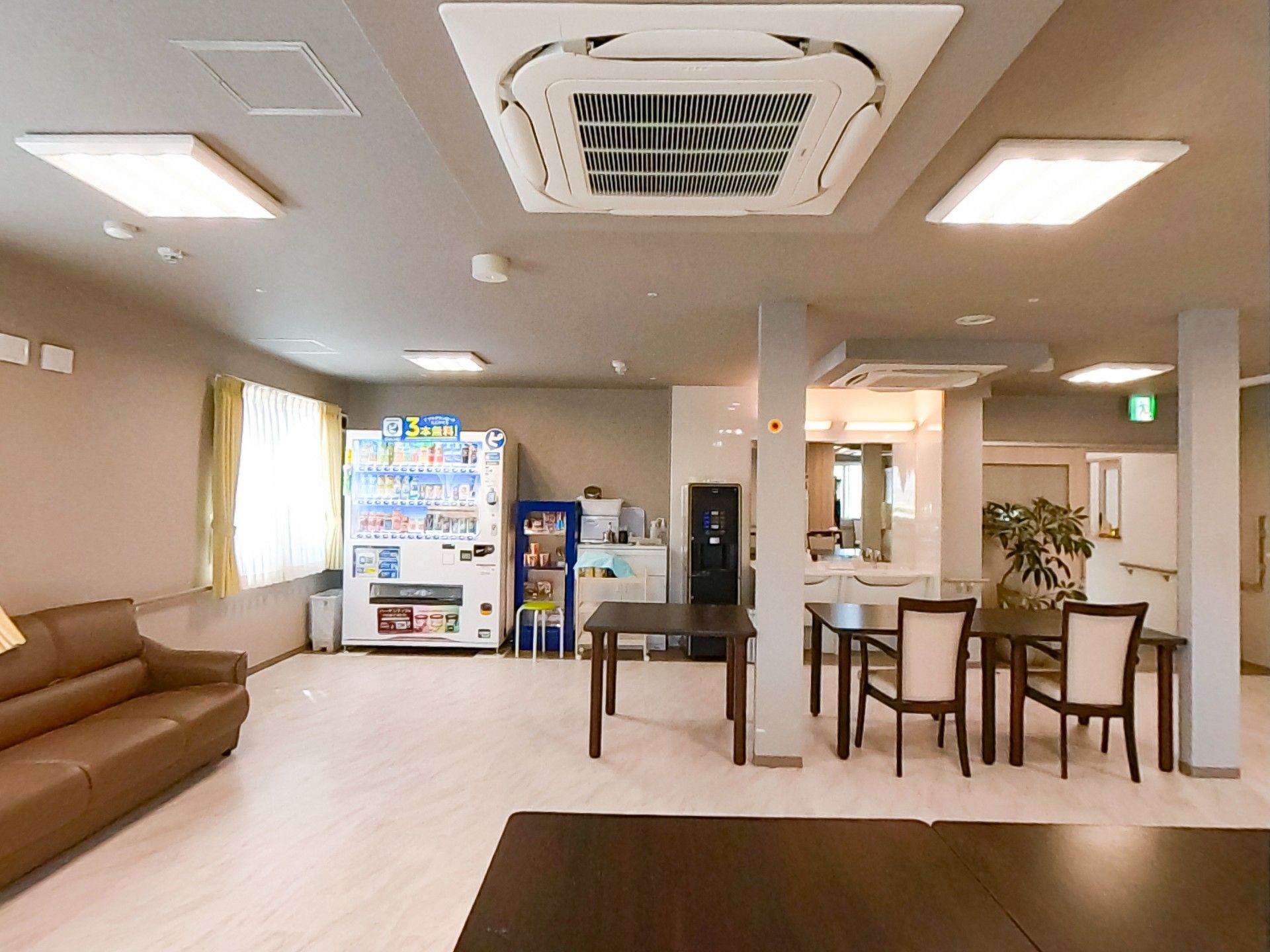 自動販売機とテーブルのある部屋