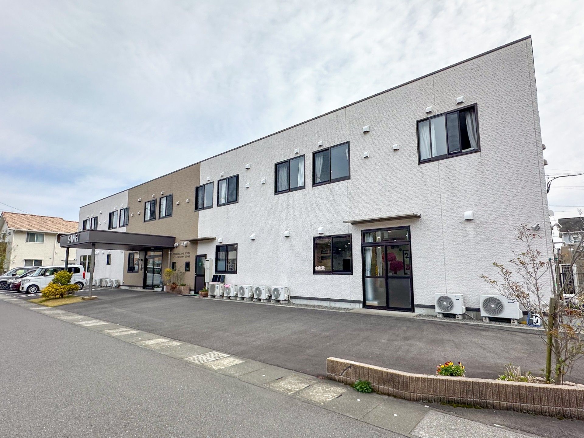 明るい外観の建物