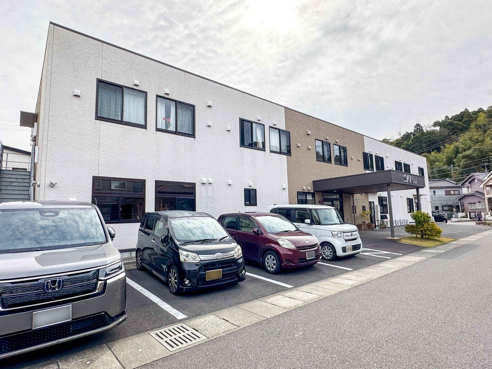 白い建物の外観