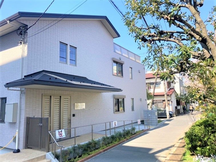 明るい外観の建物