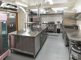 本格的なステンレス製の調理器具がそろった厨房。きれいに掃除がされ、清潔感がある。