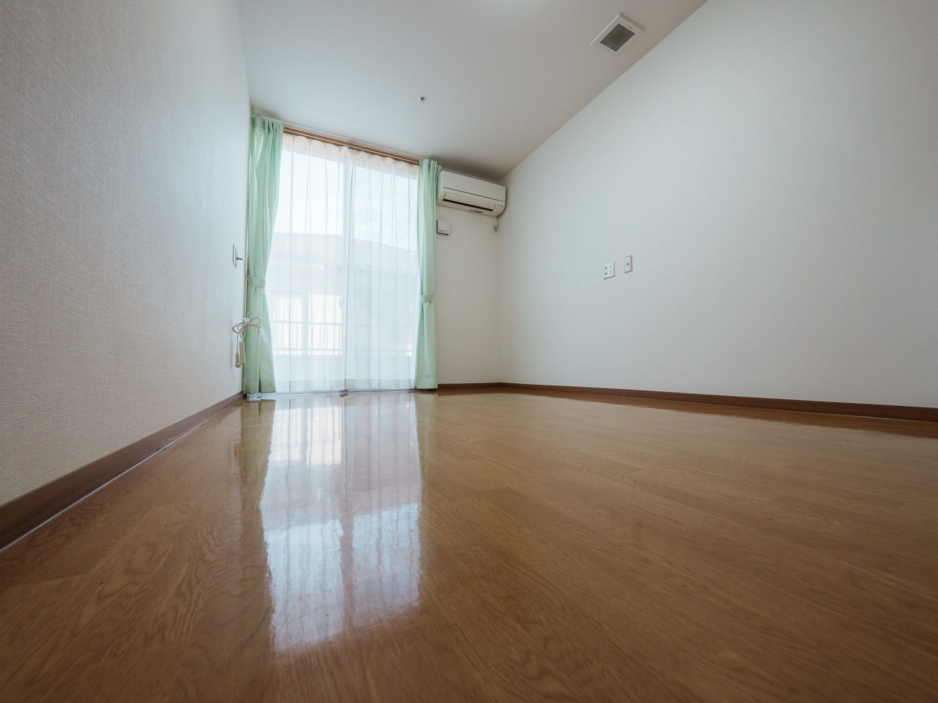 日差しが差し込む部屋