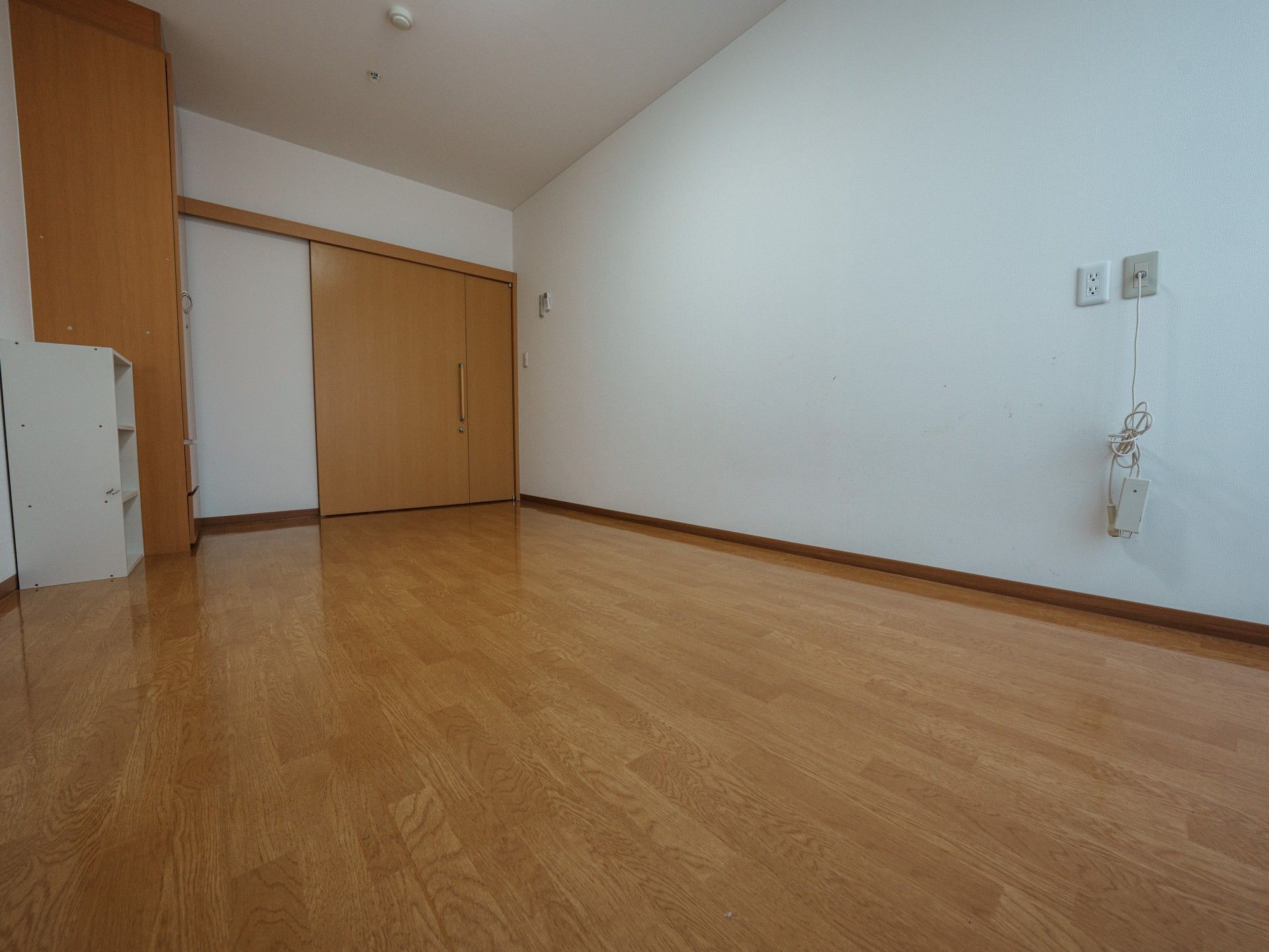 木目調の床と白い壁の部屋