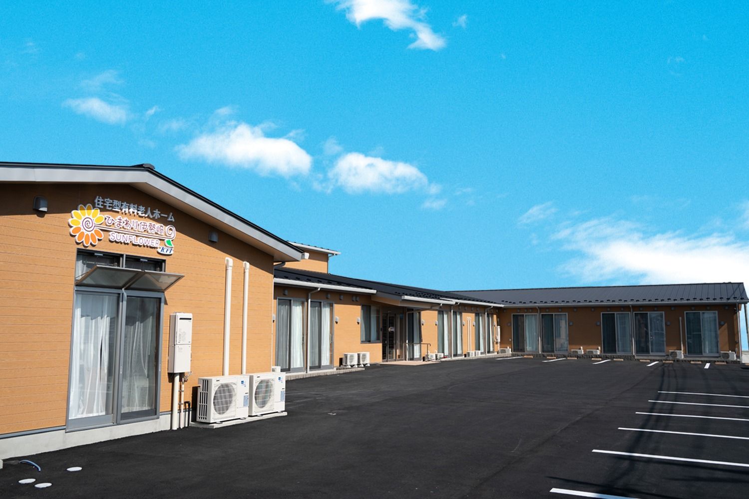 青空の下の建物外観