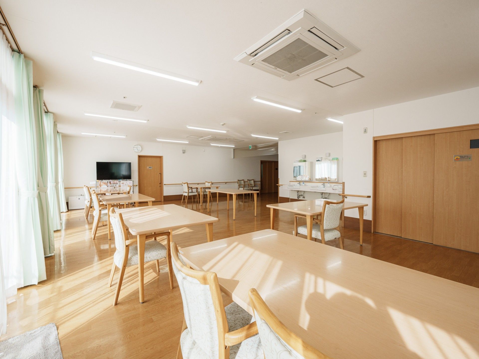 日差しが差し込む広間