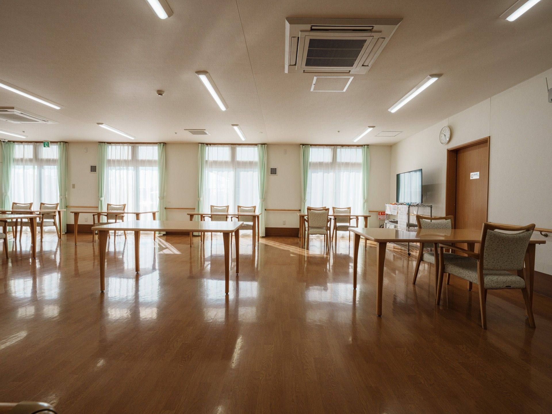 日差しが差し込む広間