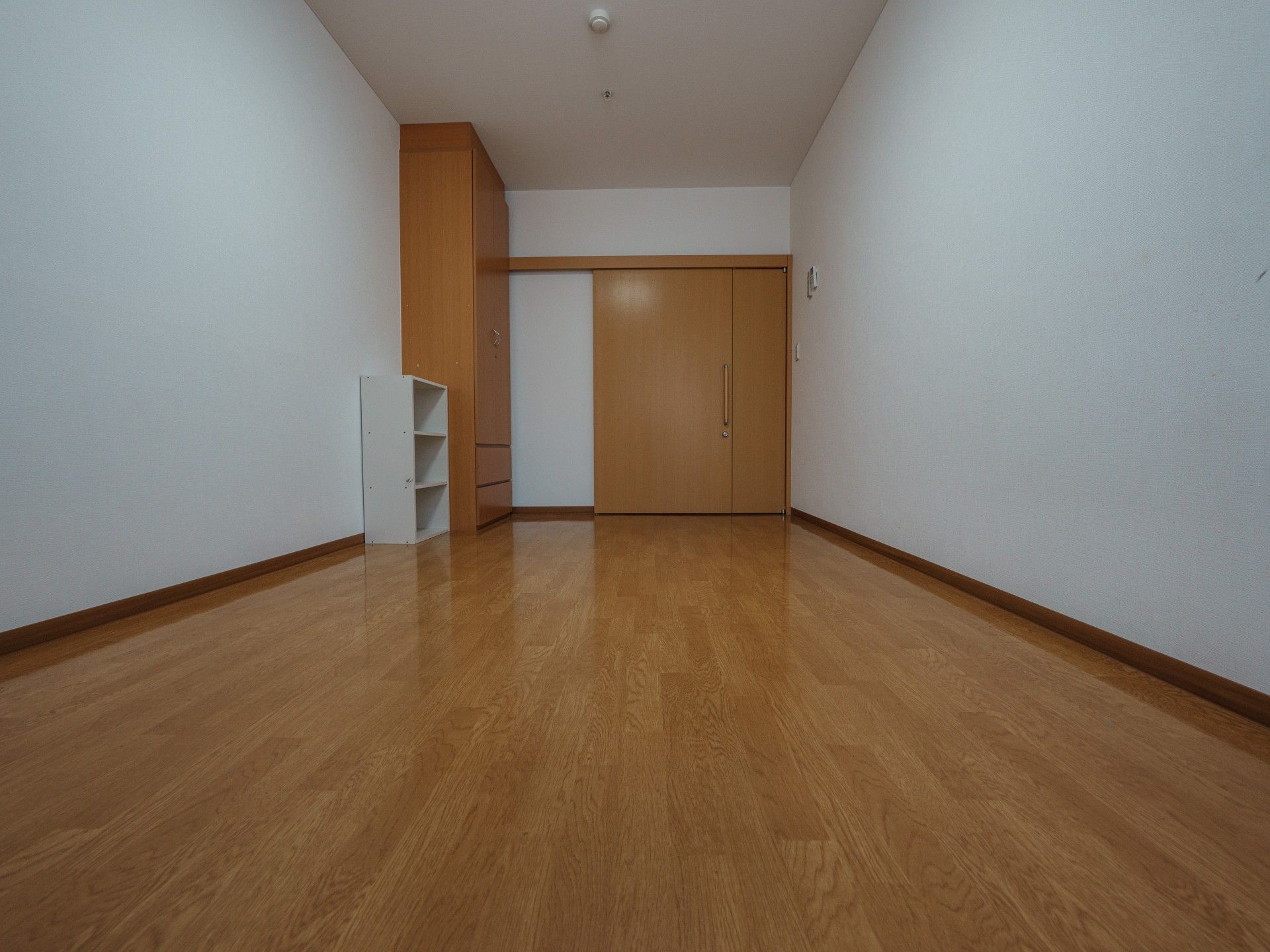 木目調の床の部屋