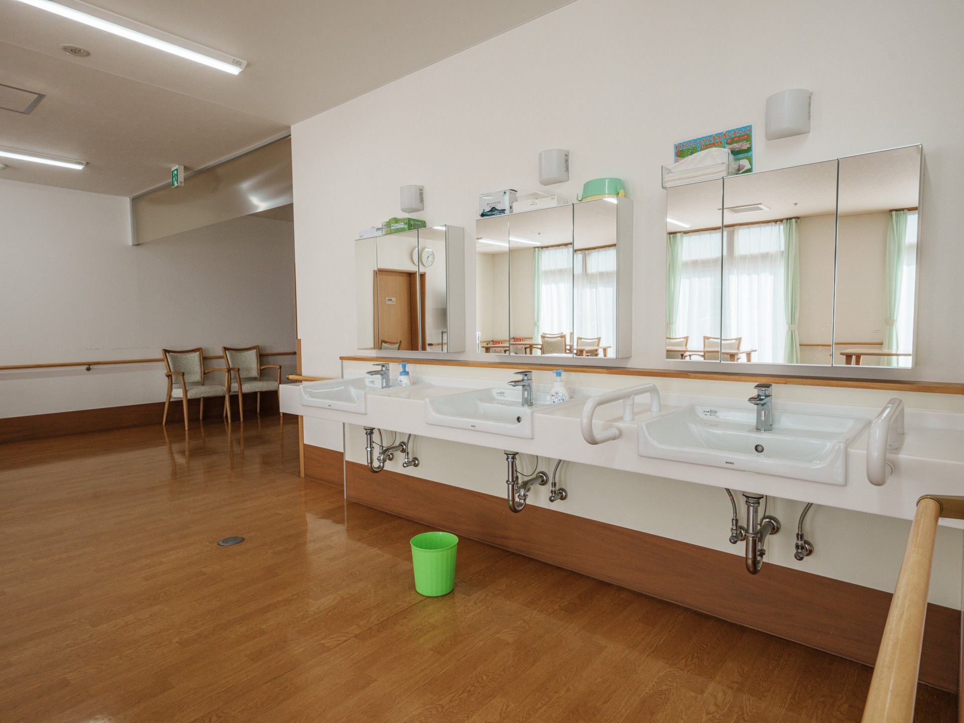 明るい洗面台のある空間