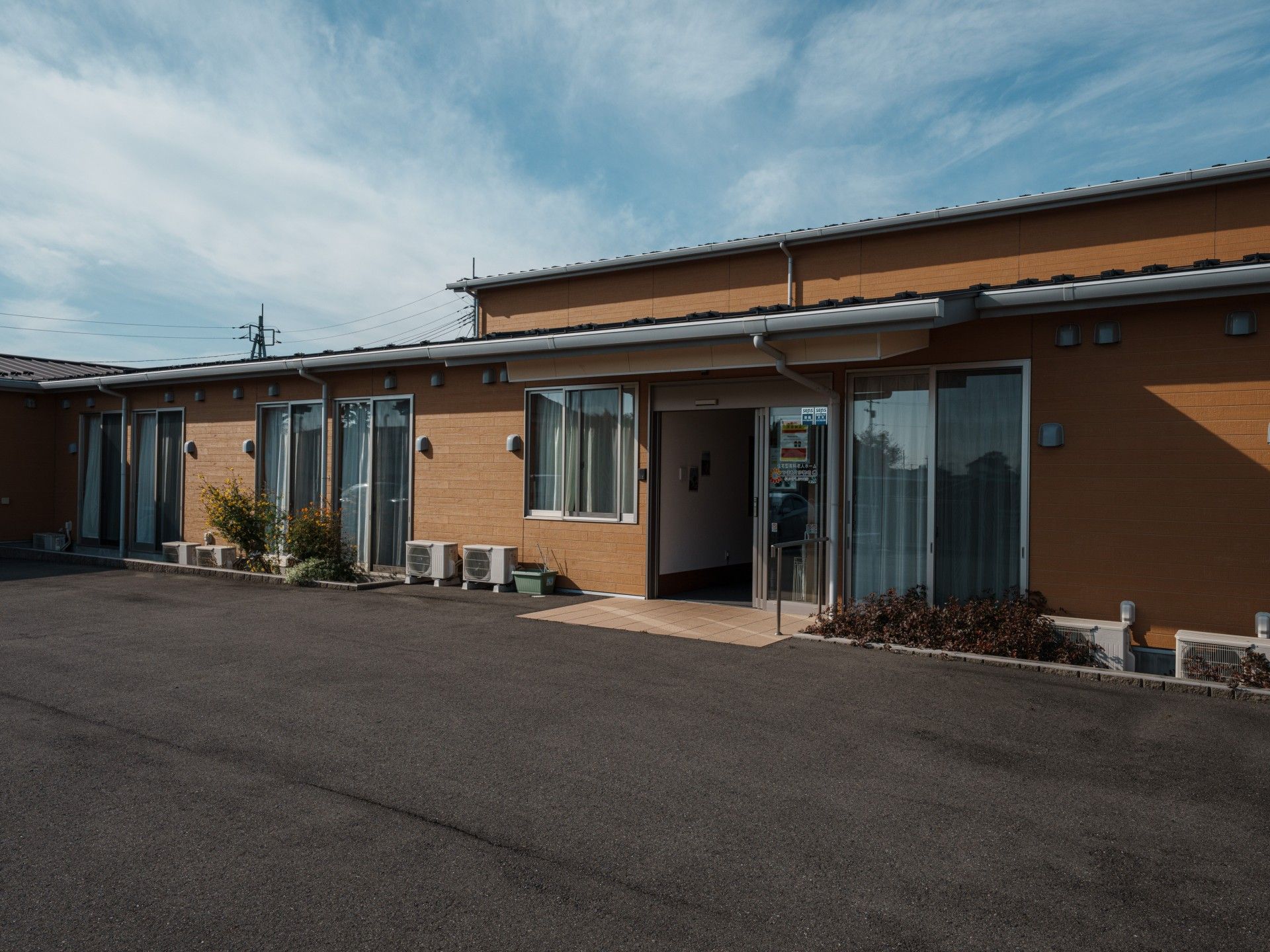 広い駐車場のある建物