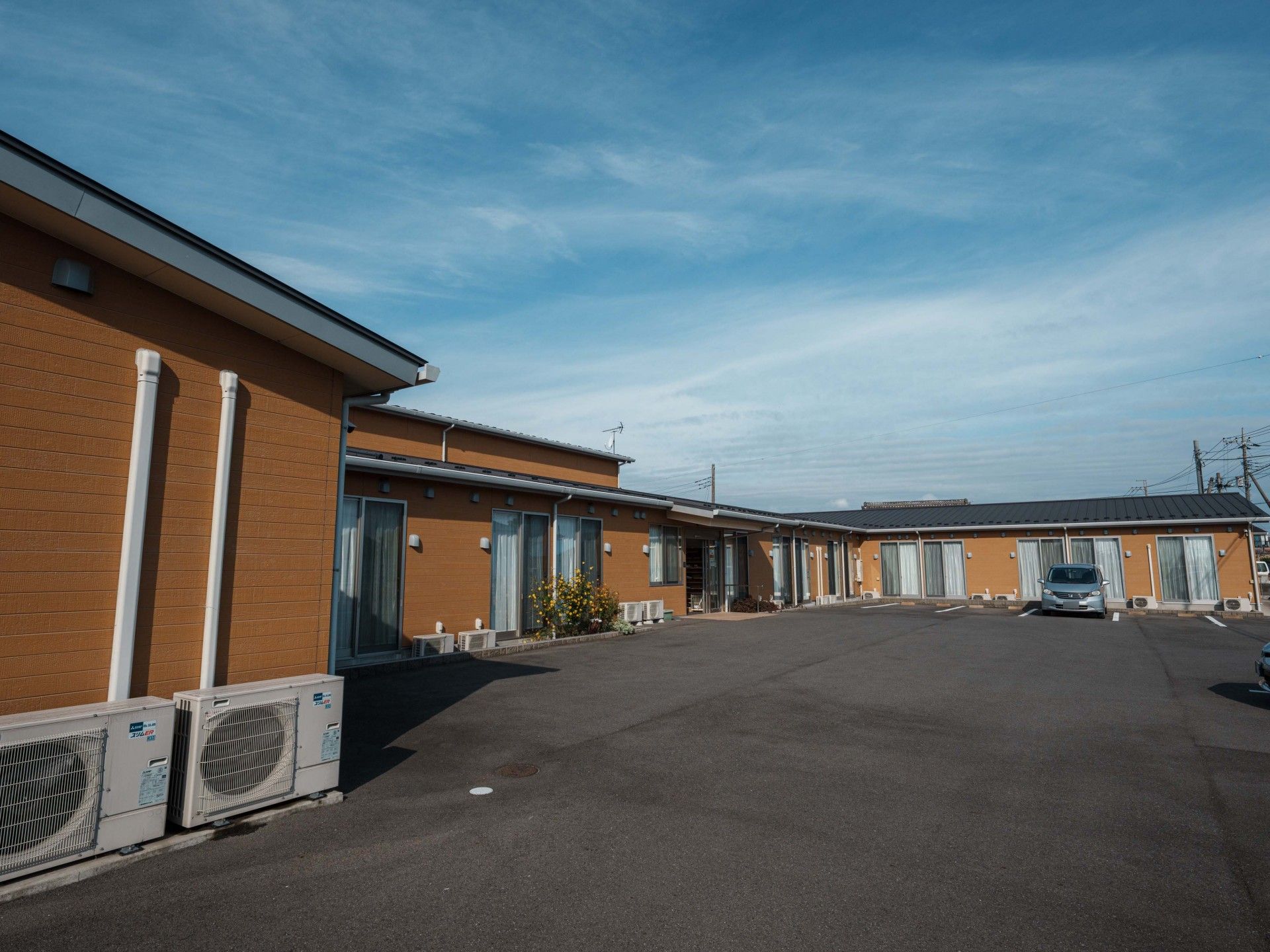 広い駐車場の建物外観