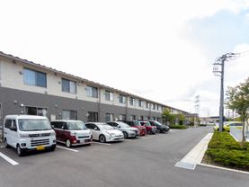 広々とした駐車場のある施設