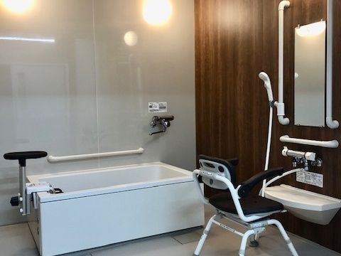 一人用の浴槽が設置された浴室には手すりやシャワーがあり、洗い場がとても広い。