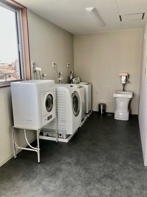畳敷きの部屋にはエアコンや照明があり、カーテンのない大きな窓が付いている。