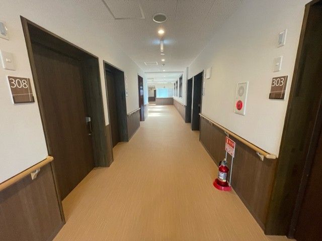 手すりが設置された廊下