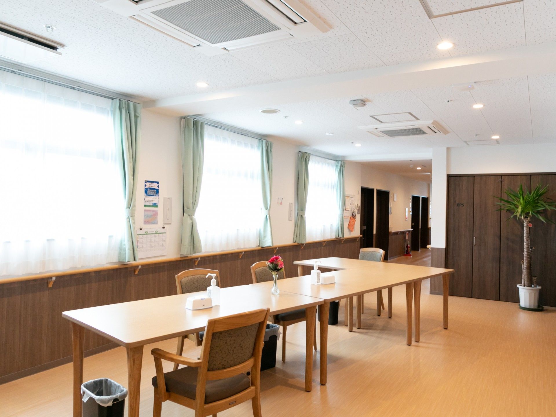 卵豆腐に吸い物、柿が並び、メインの具沢山んちらし寿司にはレモンの輪切りやクコの実が飾られている。