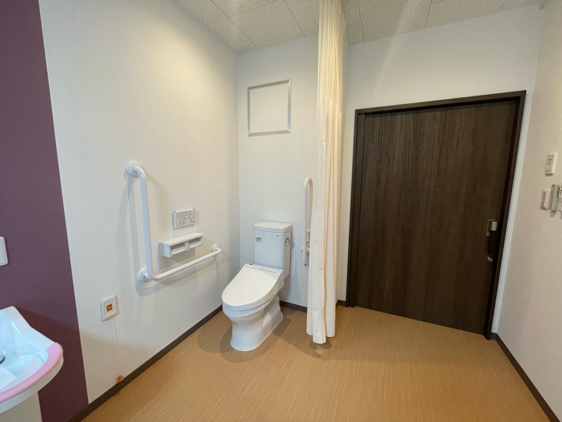 洗面台とトイレが設置された居室