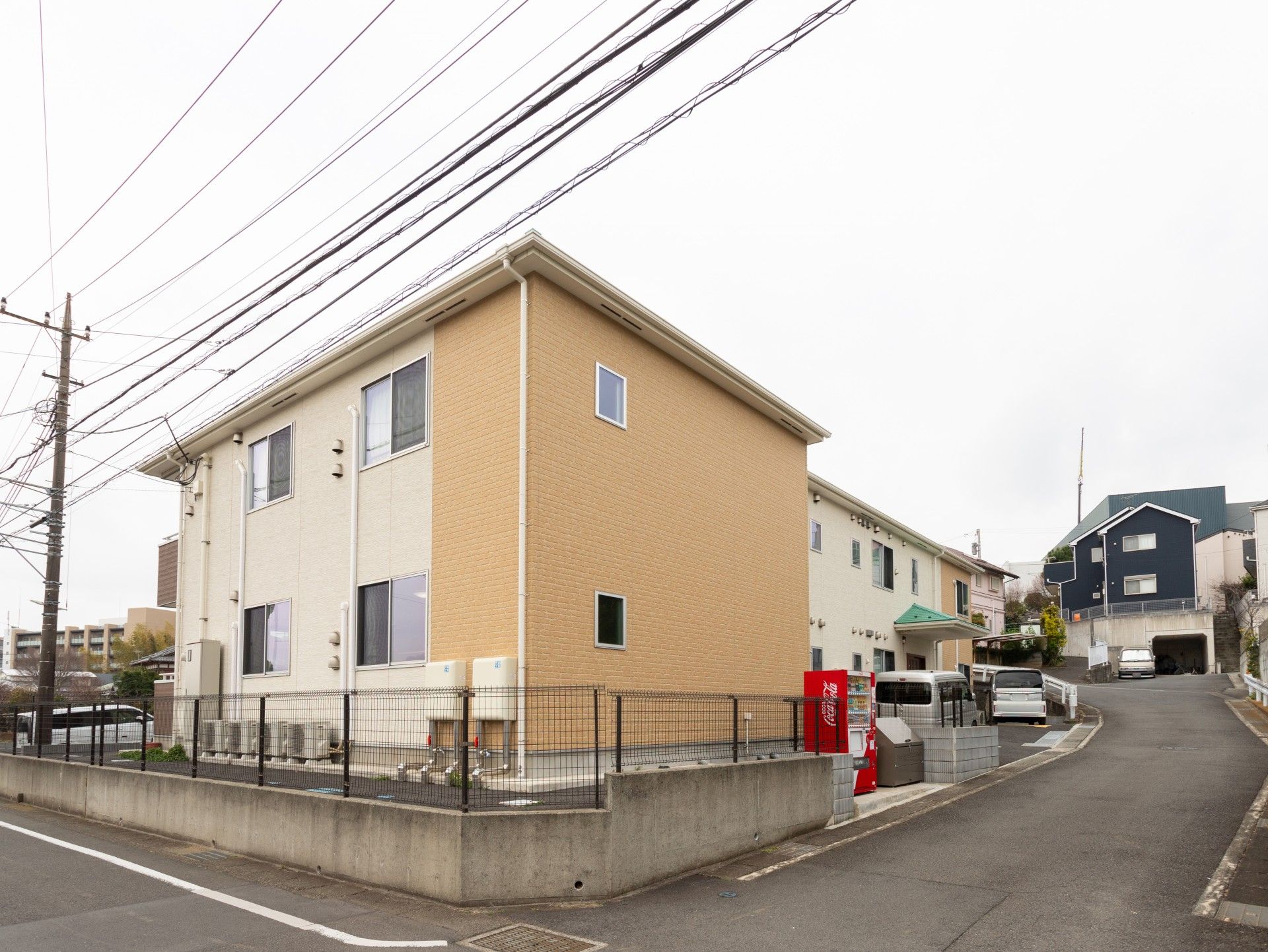 静かな住宅街の建物