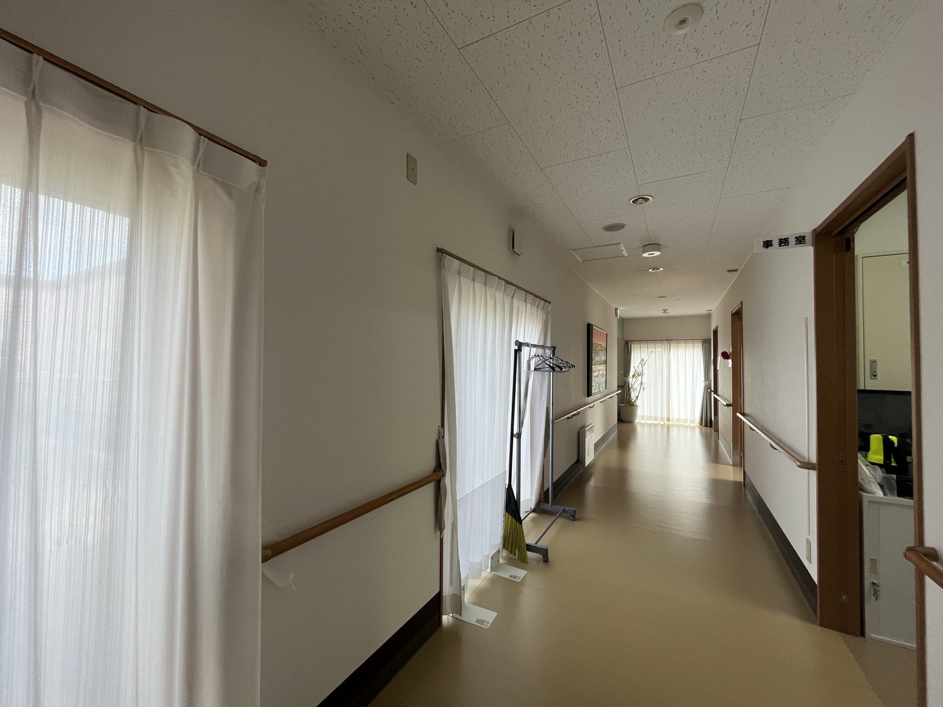 大きな窓のある廊下